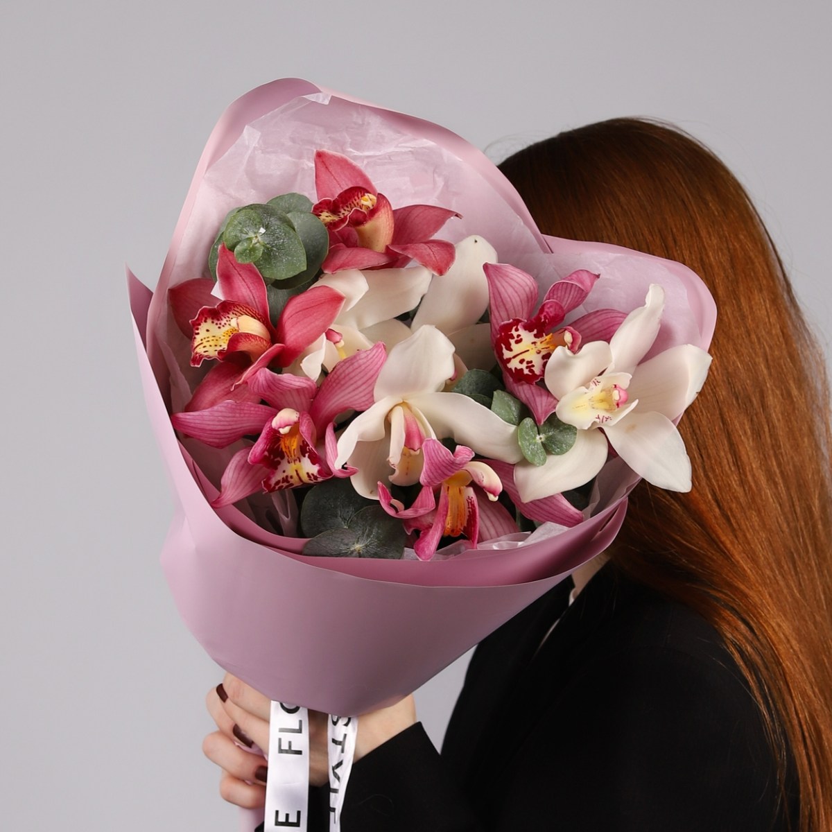 Букет из белой и розовой орхидеи